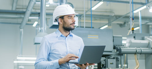 chico en fábrica con ordenador