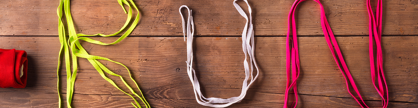 Cordones de zapatos colocados con la palabra run