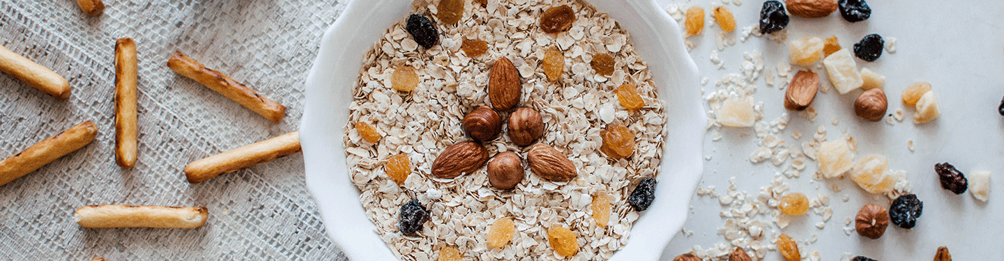 Tazón con avena, pasas y frutos secos