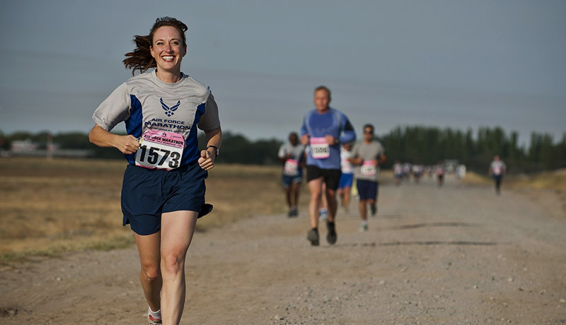 Chica sonriendo en una carrera