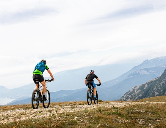 Dos personas montados en bicicleta haciendo una ruta por la montaña