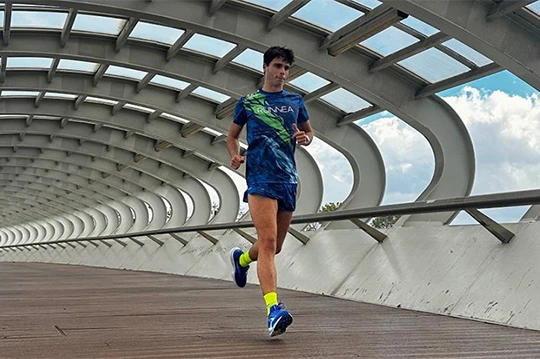 Hombre corriendo por un puente