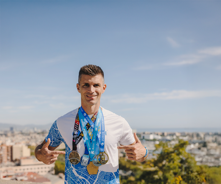 deportista mostrando medallas de maratones