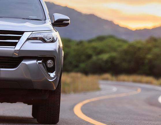 Coche circulando por una carretera